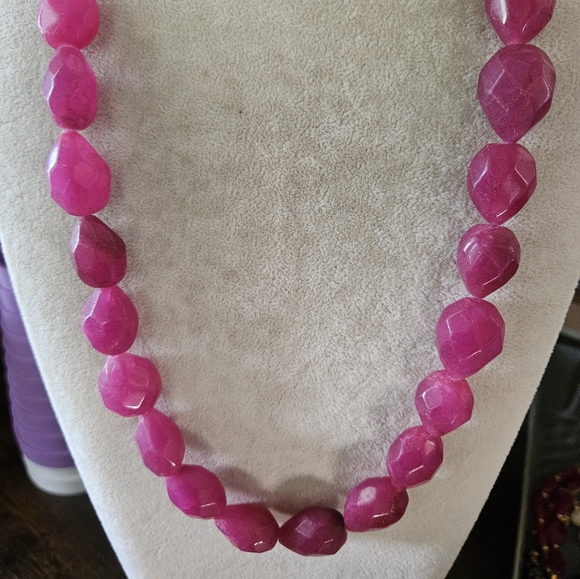 Jewelry - Elegant Pink Beaded Necklace